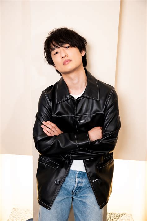 尾崎裕哉は父・尾崎豊の代表曲に今何を思い何を歌うのか、その言葉に耳を傾ける | Musicman