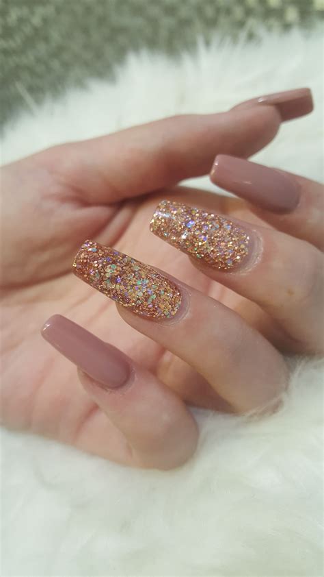 Uñas Doradas Con Rosa Palo | Moda y Estilo