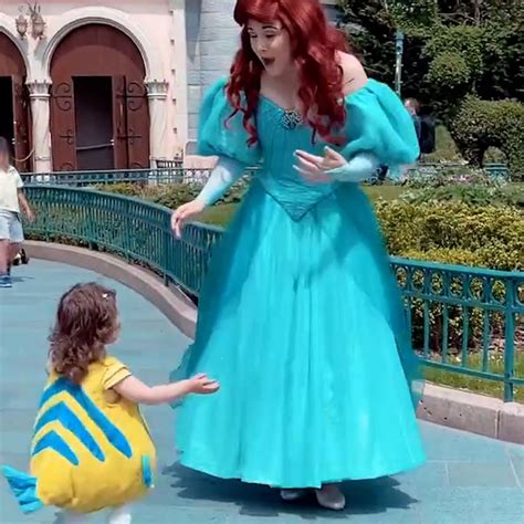Video Toddler dressed as Flounder from 'The Little Mermaid' meets Ariel