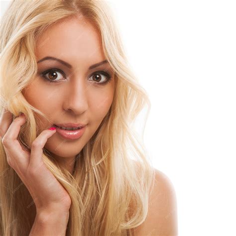 Hermosa mujer rubia con cabello largo | Foto Gratis