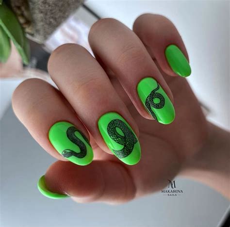Маникюр змея