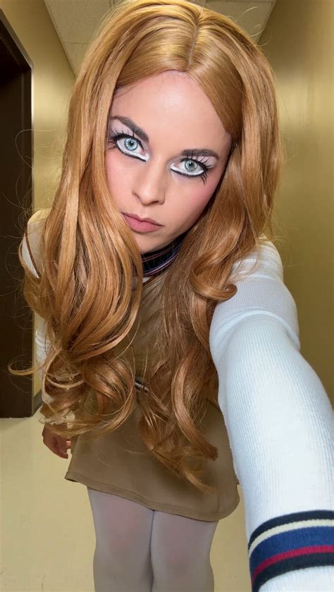 Kausha Elán Campbell 🍩 | Trying to get the paperboy’s attention. 🗞