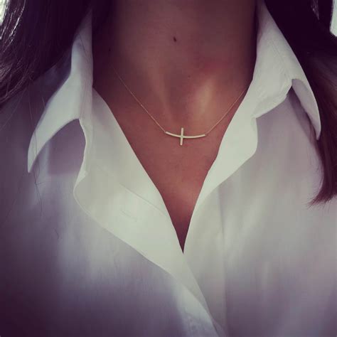 lantisor minimalist cruciulita aur galben pret  lei ingriko