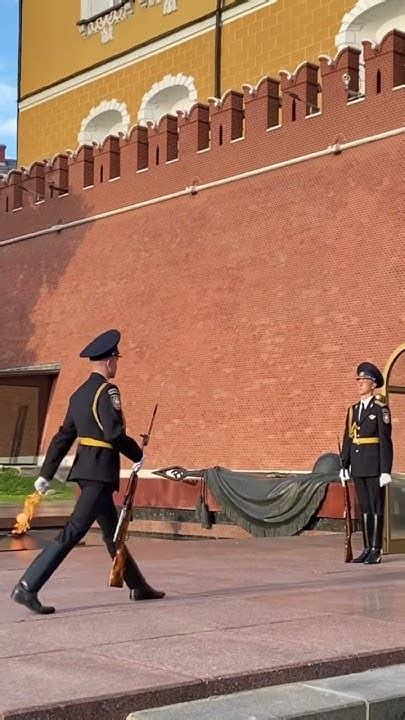 Смена Почетного караула у Вечного огня на могиле неизвестного солдата в ...