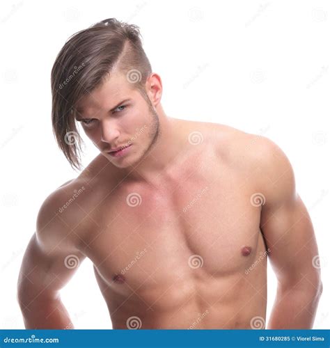 Homens De Teta - El Hombre Con Las Tetas Al Aire De La Moda Mira La Cámara Imagen de ...