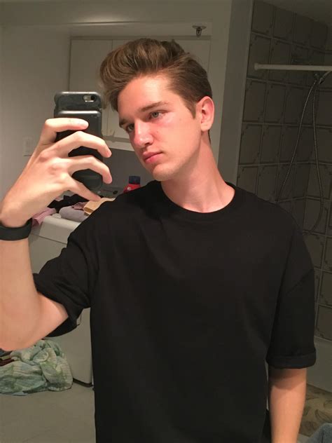 18 year old French boy : r/gaybrosgonemild