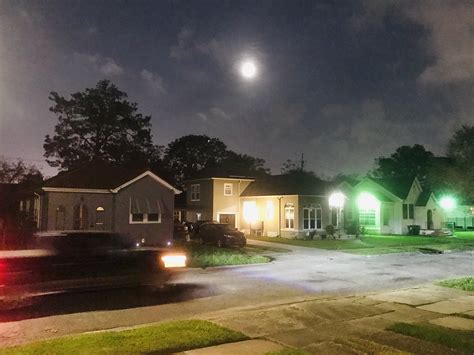 angels and people, life in New Orleans: misty moon