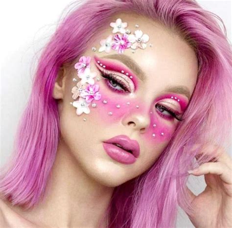 Фотографии, девушки с яркими макияжами