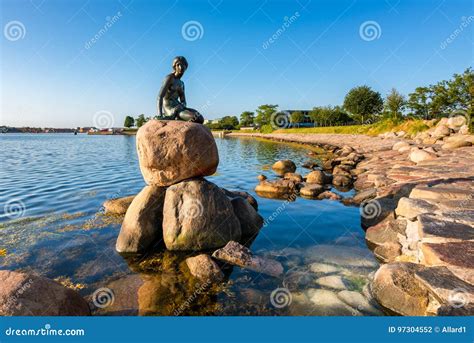 Piccola Statua Della Sirena a Copenhaghen Danimarca Fotografia ...