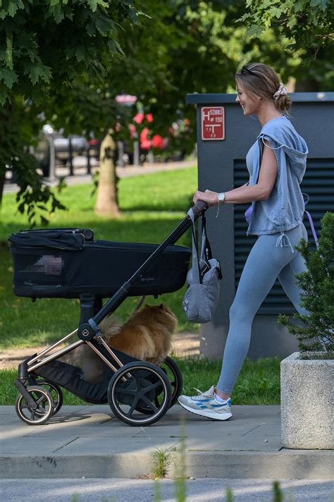 Joanna Opozda na spacerze z Vincentem. Nowe zdjęcia paparazzi