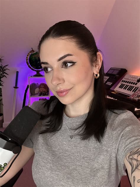Wednesday Stream Selfie : r/Harrie_Silver