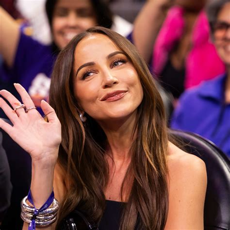 Impressive Photo Of Jordon Hudson's Abs Go Viral On Social Media - The Spun