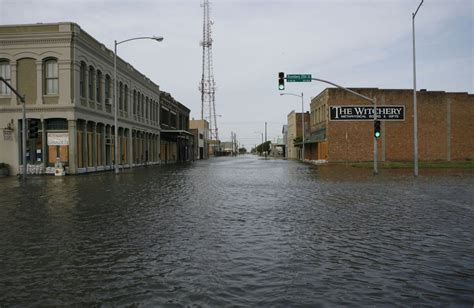 Hurricane Ike's surge floods Galveston - UPI.com