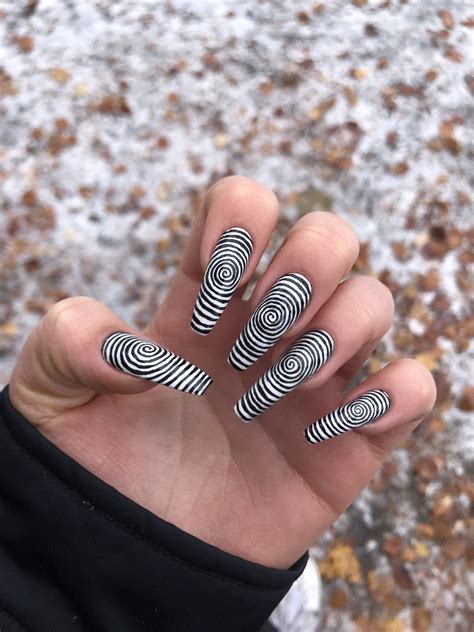 Spiral nail art | Parlayan tırnaklar, Jel tirnak, Oje