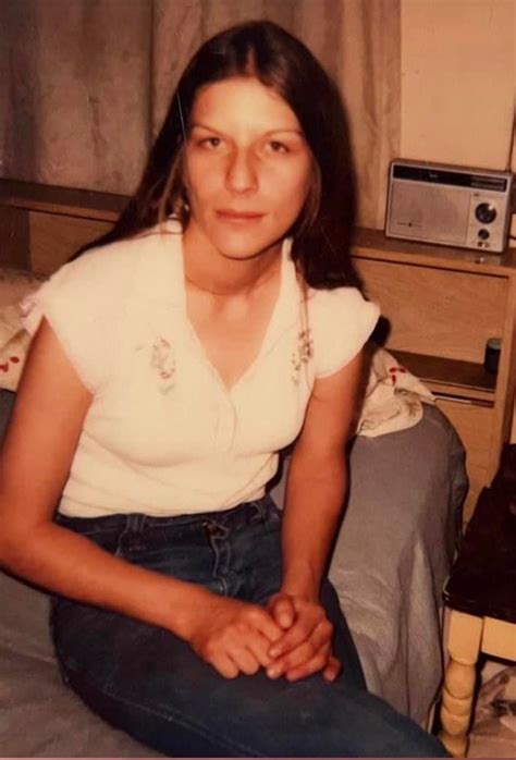 My mom when she was 20; 1979 : r/OldSchoolCool