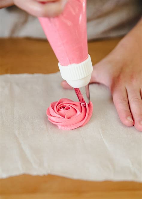 how to frost a cupcake 4