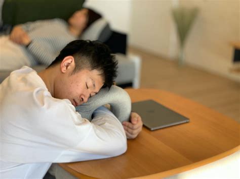 机 寝る 枕で昼寝革命！オフィス・自宅で快適仮眠を叶える選び方とおすすめ11選 | 長崎市の整体なら「かわな鍼灸・整骨院」