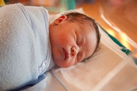 bayi  lahir kenali berbagai perkembangannya alodokter