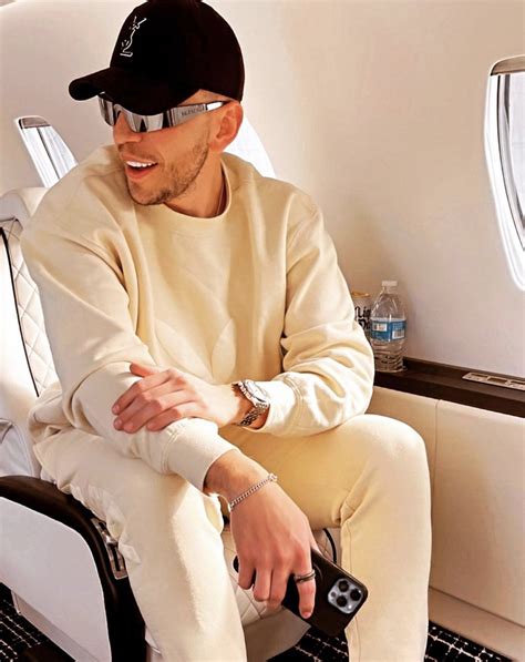 CHEN on Twitter: "Every Ecom founder looks like the guy on the left and