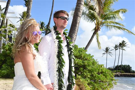 Honolulu Weddings: Kahala Beach Wedding: Matthew & Kimberly