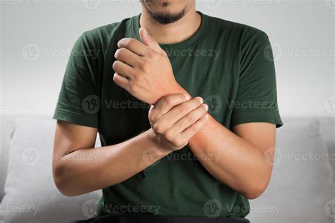 how to treat a sprained wrist 10
