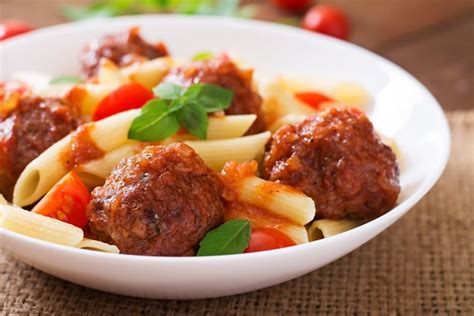 Готовятся просто, съедаются быстро: мясные тефтели в томатном соусе ...