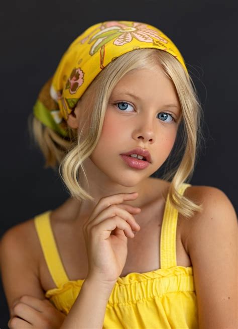 height 162cm 5 4 shoe 38 eu 6 us 5 uk hair blond eyes blue gray