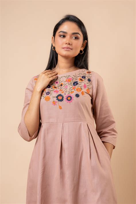 Floral Embroidery Pleated Short Dress - La Vivente
