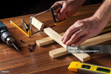 pekerja kayu menggergaji papan kayu close  tangan mandor  tempat