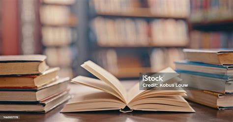 Стокове фото Бібліотека Книги На Столі Та Передумови Для Навчання ...