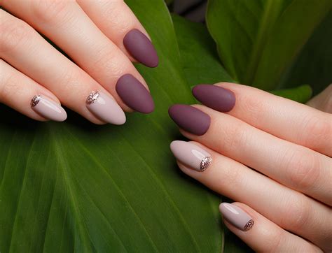 Unghie a mandorla: come realizzare col gel o con polvere acrilica - Spinkup