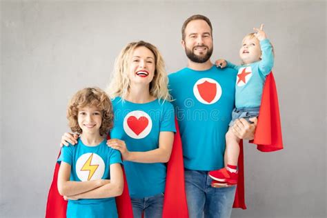 Семья супергероев играя дома Стоковое Фото - изображение насчитывающей ...
