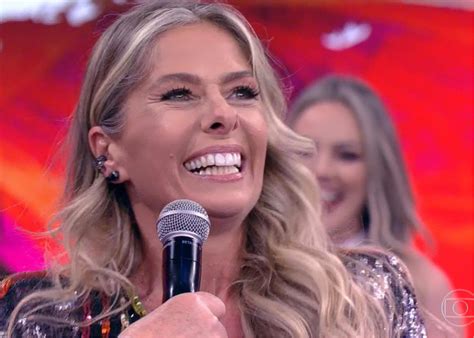 Adriane Galisteu cai ao dançar funk no Faustão e internet repercute
