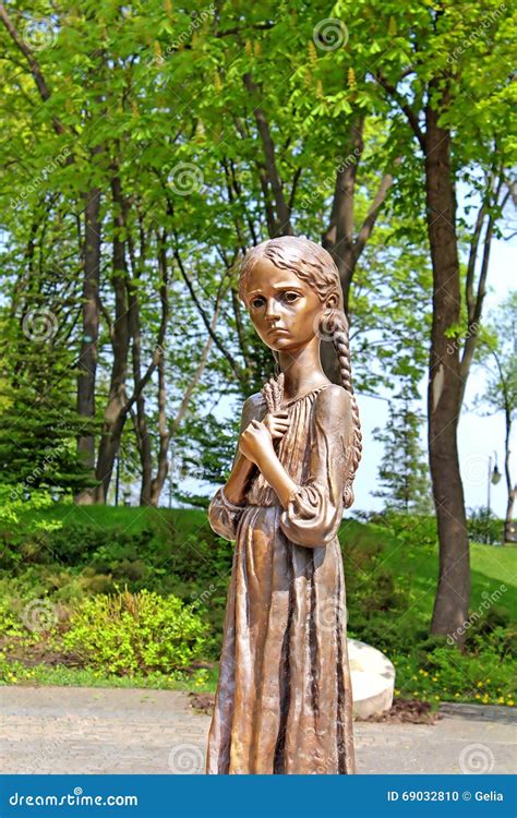Голодный памятник бронзы девушки мемориала к жертвам голода, Kyiv ...