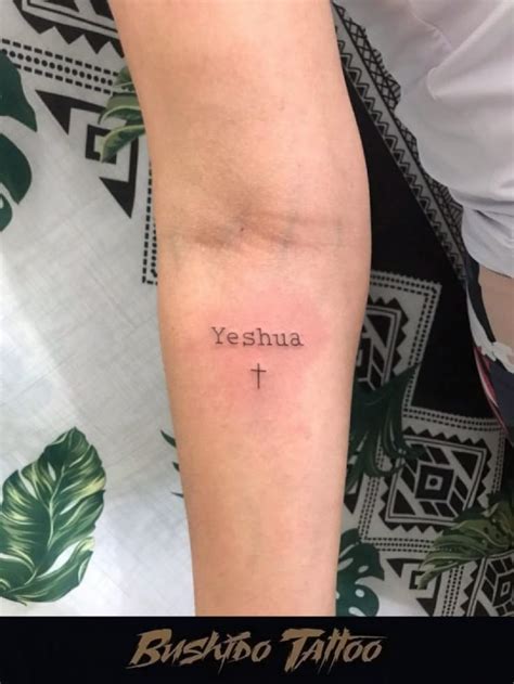 Yeshua Tattoo Delicada - Delicate tattoo with the word yeshua and jesus | Tracos finos tattoo ...