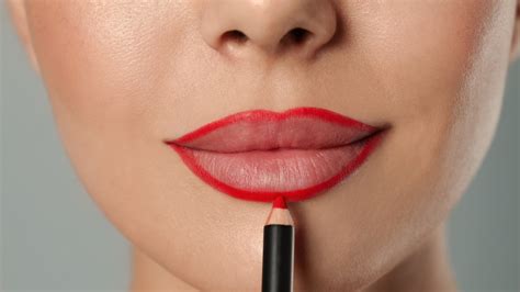 overline  lips   plumper