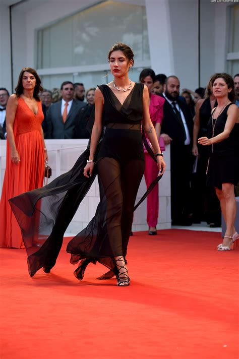 Reply Red Carpet Celebrity Beautiful Babe Posing Hot Singer Red Carpet