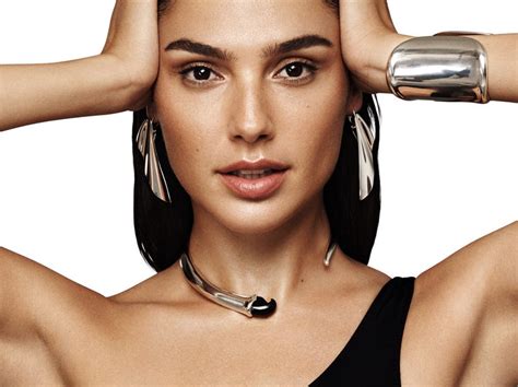 Gal Gadot Interview - Gal Gadot ELLE December 2017 Cover Story