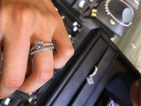 which finger does a wedding band go on 1