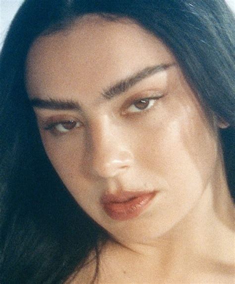 Charli XCX Sexy Legs - Barnorama