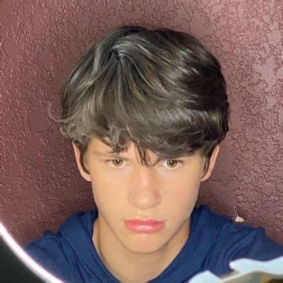 Gabriel bateman | Pose