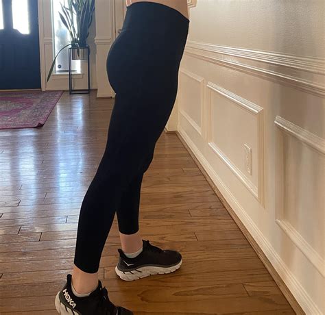 Petite little 🍑 happy hump day : r/YogaPants