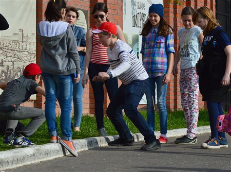 图片素材 : 行人, 路, 街, 游戏, 玩, 人群, 夏季, 年轻, 青年, 儿童, 一起, 童年, 户外, 孩子们, 女孩, 乐趣, 朋友