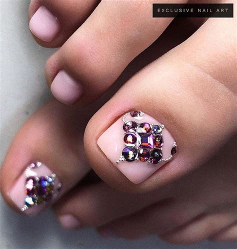 Нюдовый педикюр: 80+ нескучных идей для каждой красотки