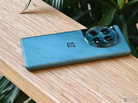 oneplus  debuts   chip upgrade wireless charging support