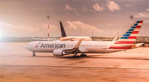 Avión Americano Blanco Estacionado En El Aeropuerto · Fotos de stock