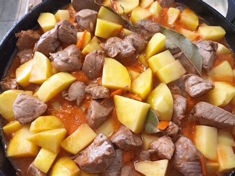 Тушеная картошка с мясом в сковороде рецепт фото пошагово и видео ...