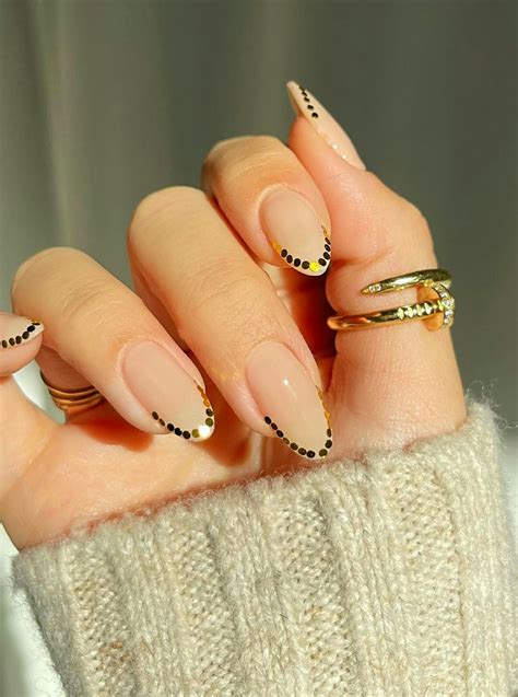 20 Short, Almond-Shaped Nail Designs That Are So On-Trend For 2024