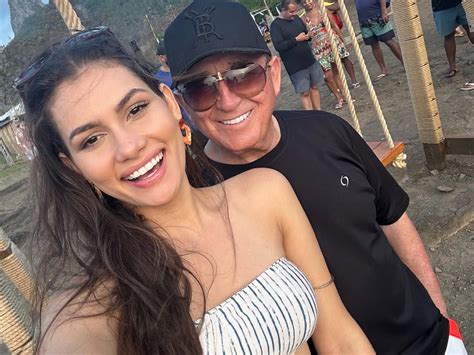 Quantos Anos Tem A Namorada De Amado Batista - Noiva de Amado Batista se declara para cantor em aniversário de 74 anos ...