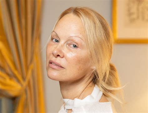 Pamela Anderson revela sua rotina de beleza para dispensar o uso da ...